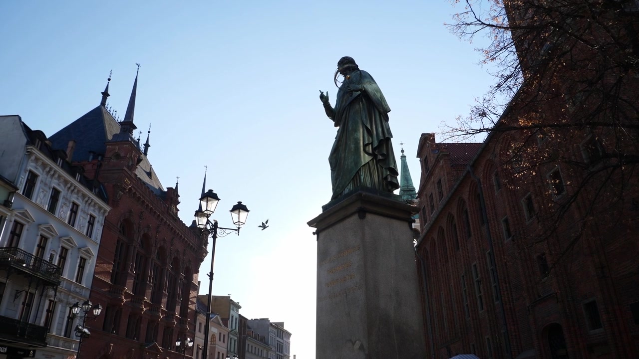 Nicolaus Copernicus-monumentet i Toruń ved solnedgang. Slowmotion x0,5. Polen.