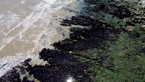 Imágenes-Aéreas-De-4k-De-Olas-Lavando-Rocas-Cerca-De-Dover