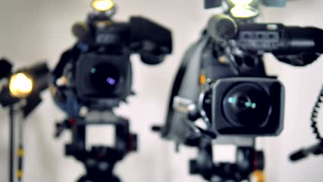 tres cámaras de video con sólo una enfocada.