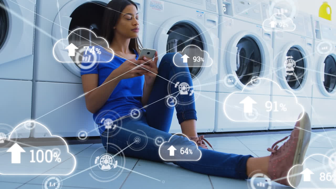 스마트폰을 사용하는 아프리카계 미국인 여성에 대한 아이콘과의 연결 네트워크의 애니메이션