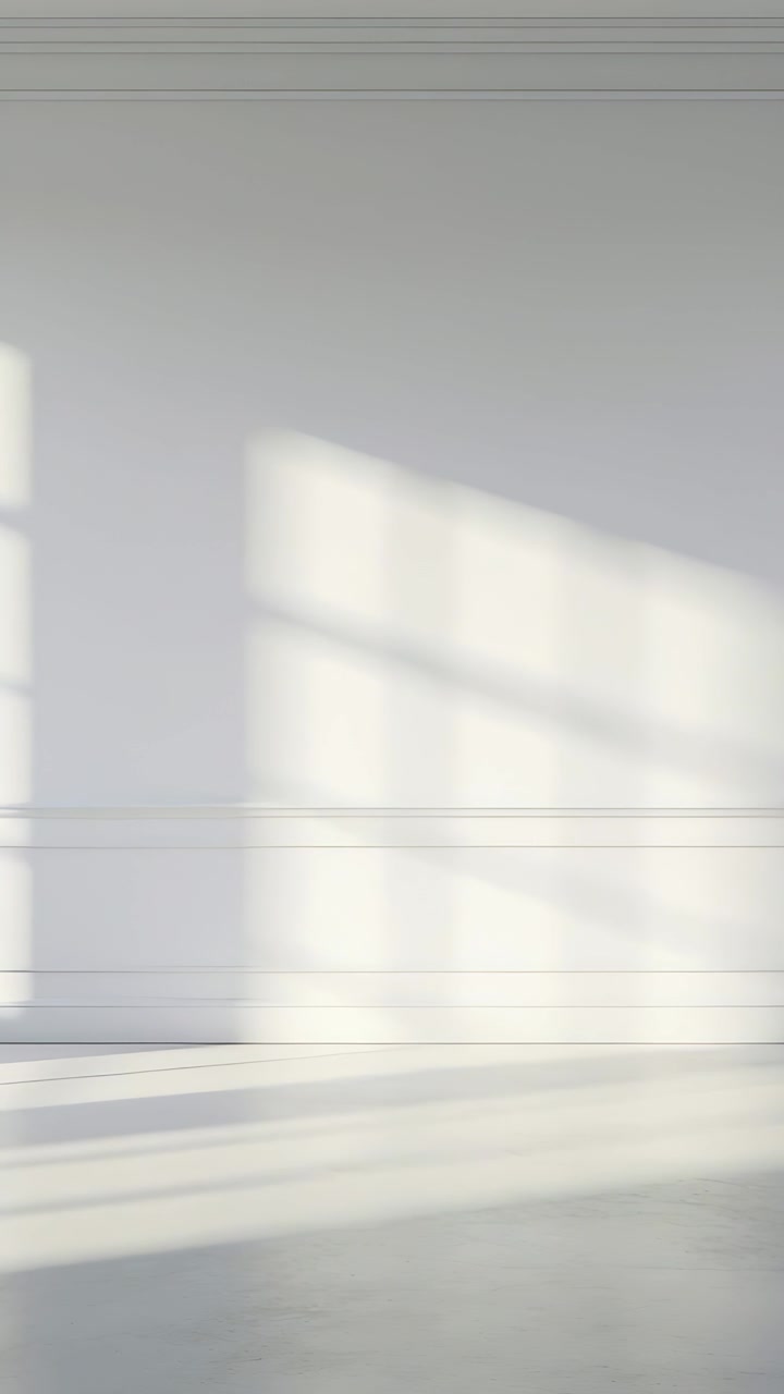 Video verticale: Sole in movimento che proietta una griglia di luce solare su parete e pavimento, con linee di scansione persistenti.