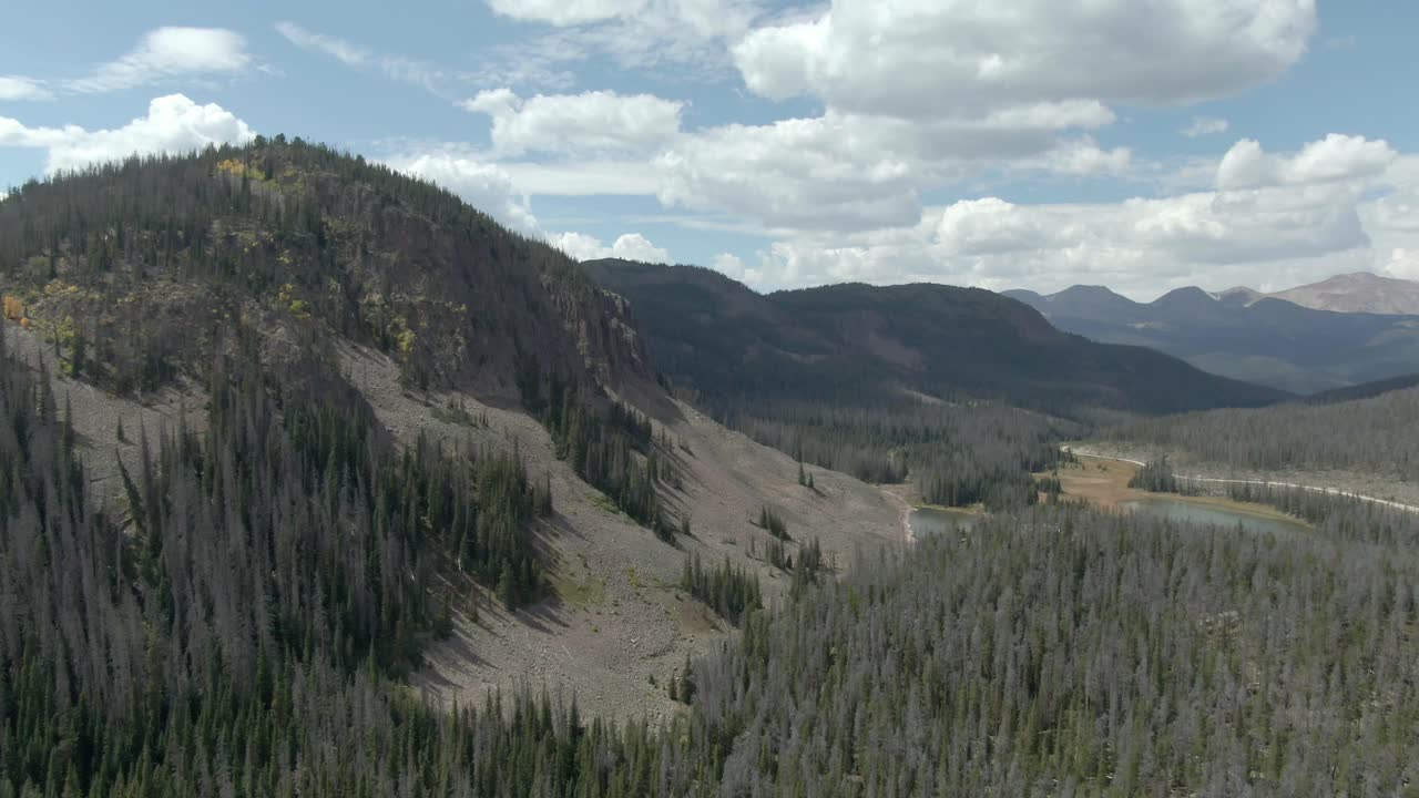 съемка с воздуха гор и грунтовой дороги в колорадо осенью