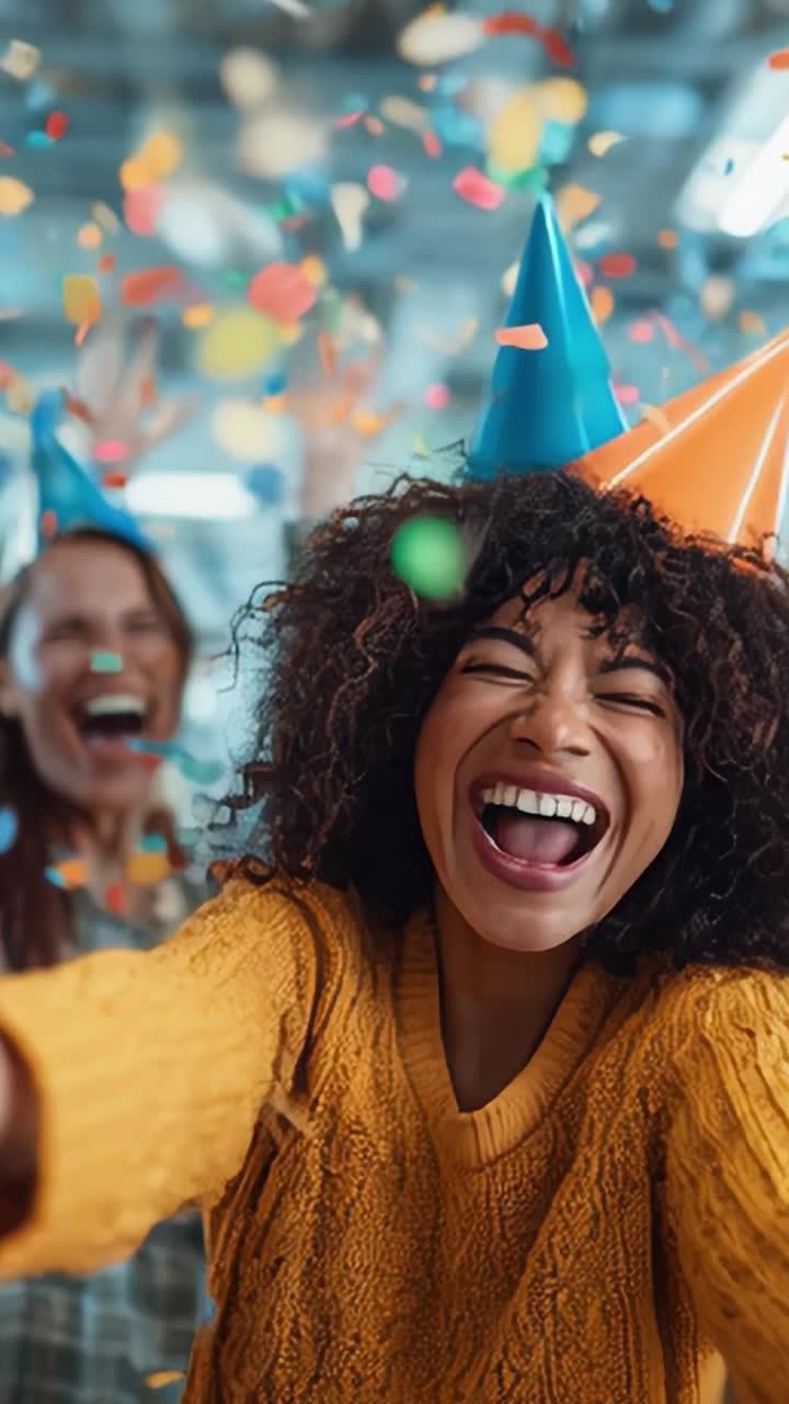 Gioiosa celebrazione: amici che si godono una festa divertente con coriandoli colorati e abiti vivaci, che trasudano felicità e risate in un'atmosfera festosa