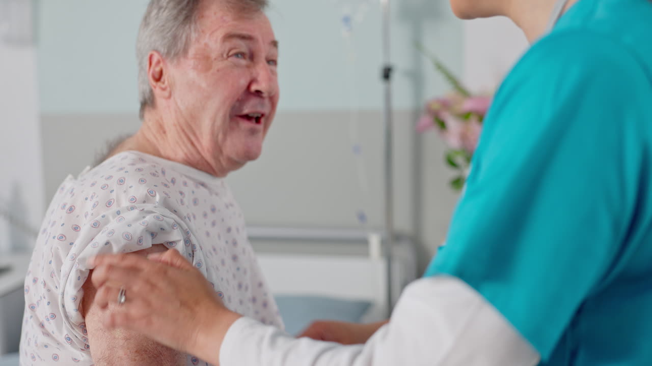 médico, vendaje y hombre mayor con vacuna