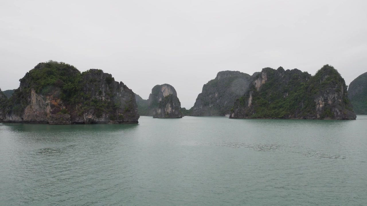 Các đảo nhỏ trên Vườn quốc gia Vịnh Hạ Long ở Đông Bắc Việt Nam. Cảnh quay rộng