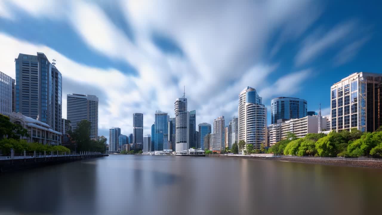 Uma vista panorâmica deslumbrante de um horizonte urbano moderno e vibrante, refletindo em um rio sereno, exibindo uma arquitetura elegante sob um céu dinâmico e cheio de nuvens