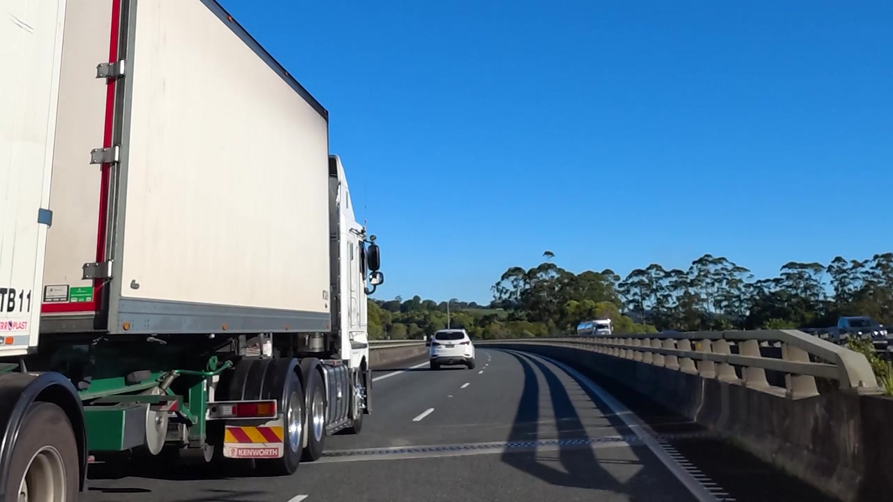Un camion semirimorchio bianco percorre un'autostrada assolata a McLeods Shoot, Nuovo Galles del Sud.