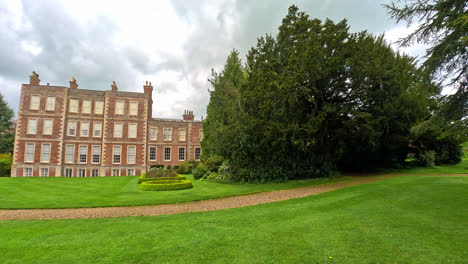 gunby estate, hall y jardines, casa de campo hogareña de 1700 ubicada en jardines amurallados victorianos al pie de los wolds de lincolnshire