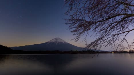 el time-lapse del monte fuji al amanecer se refleja en el lago tanuki en primavera