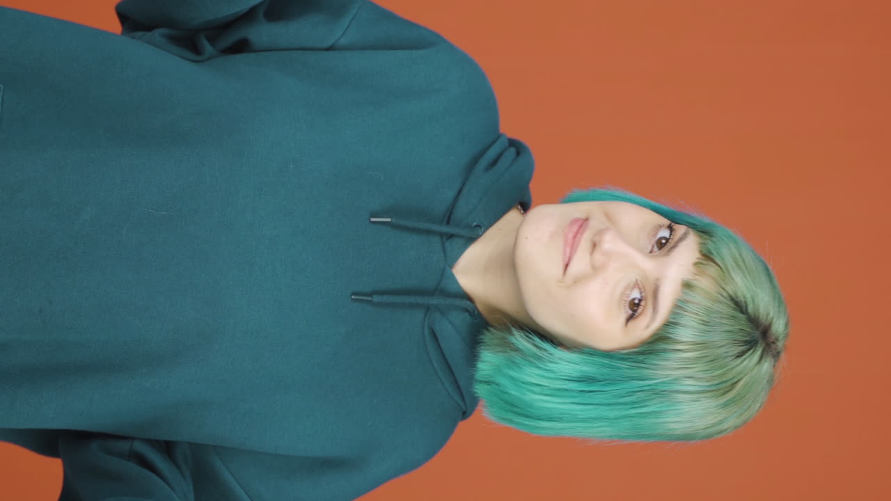 카메라에 마음을 보여주는 젊은 여성의 수직 비디오.