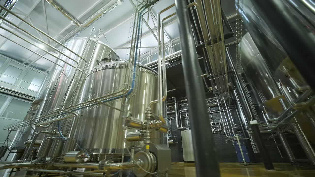 Pabrik bir kerajinan modern. Produksi bir kerajinan. Peralatan modern di pabrik bir, tangki logam, produksi minuman beralkohol