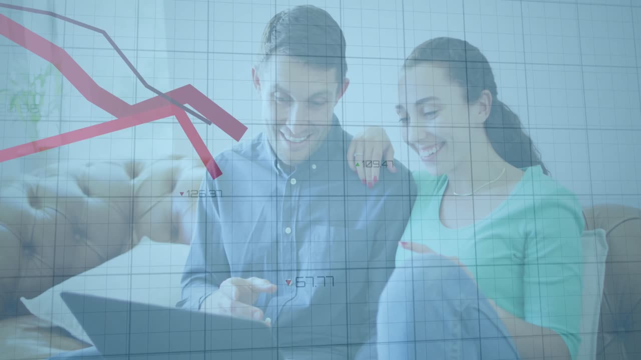 animación del procesamiento de datos estadísticos sobre una pareja caucásica que usa una computadora portátil juntos en casa