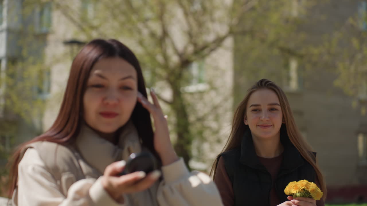 화창한 날 이웃끼리 꽃을 교환하는 모습이에요. 이웃이 밝은 노란색 꽃을 선물하고, 정원에서 꽃을 주고받는 정다운 풍경입니다. 이웃들이 화려한 꽃다발을 주고받는 편안한 야외의 한때를 담았습니다.