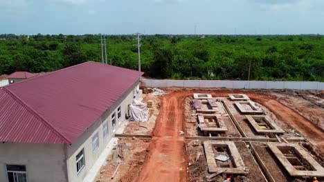 vista aérea del edificio de control casi terminado y el área de bess en la granja solar