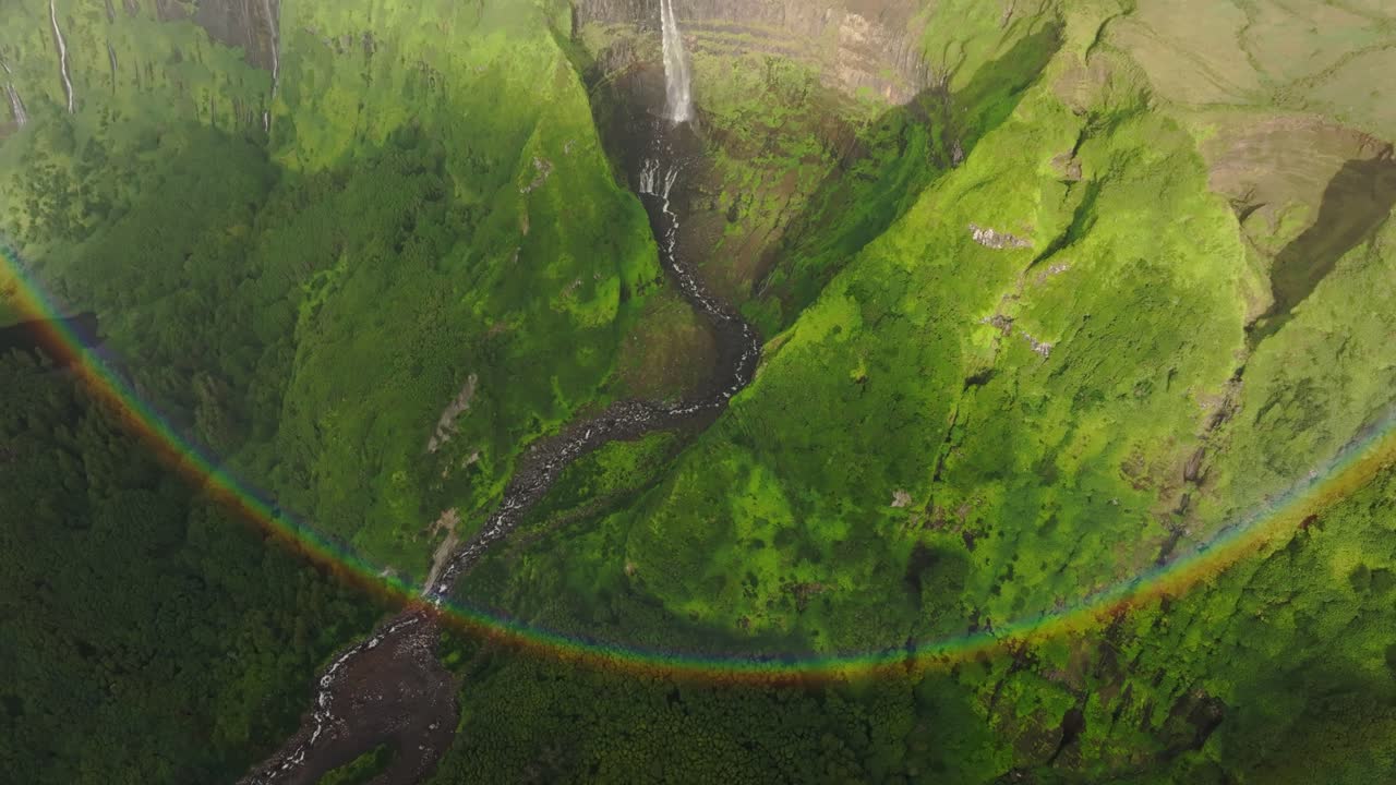 increíble arco iris en la cascada cascata da ribeira grande en la isla de las azores, vista desde el aire