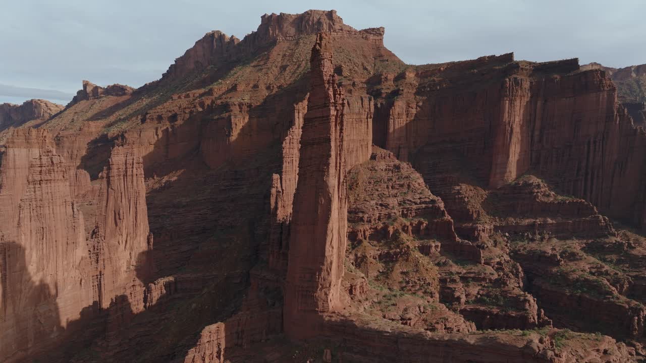 Las majestuosas Fisher Towers en Moab evocan asombro con sus escarpadas agujas rojas