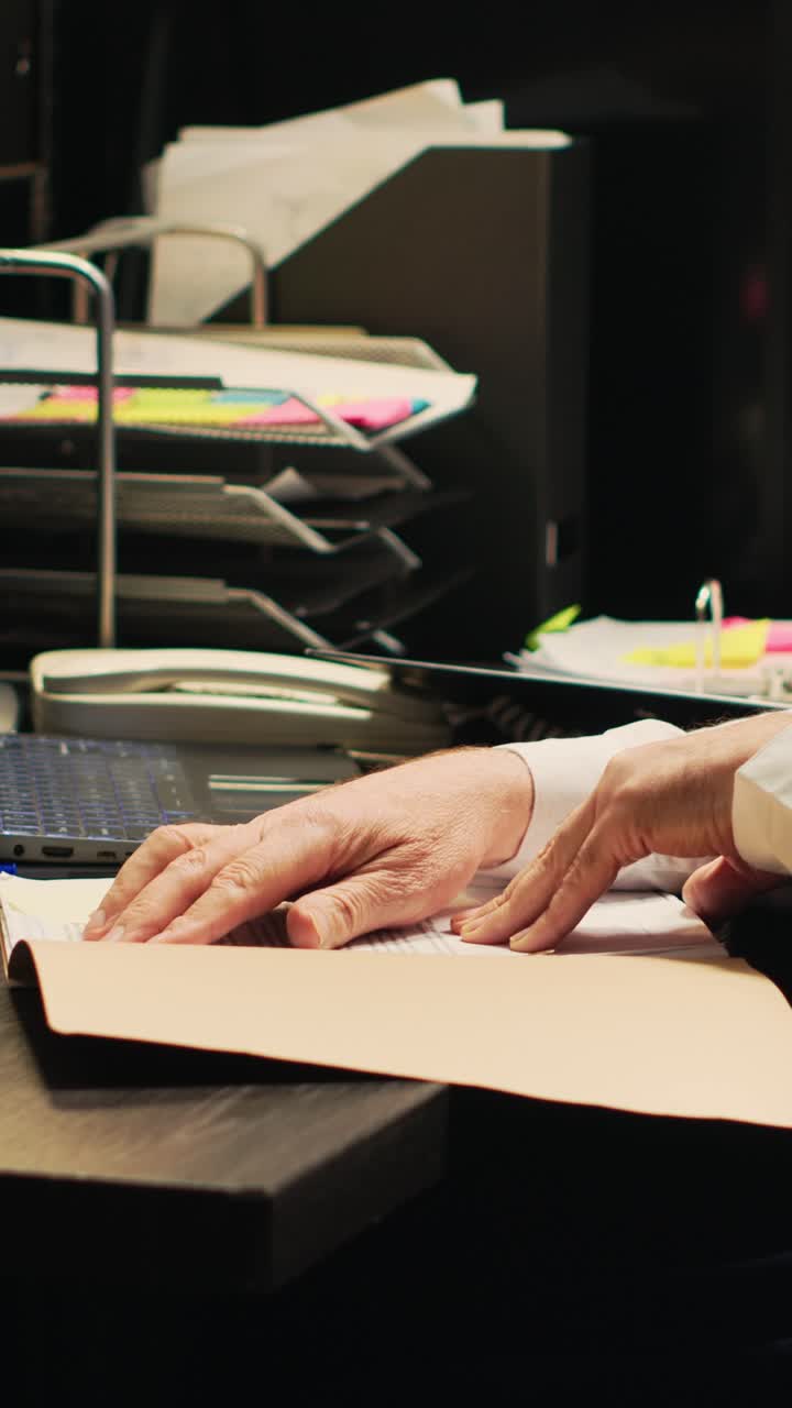 Video verticale di un detective che legge documenti riservati