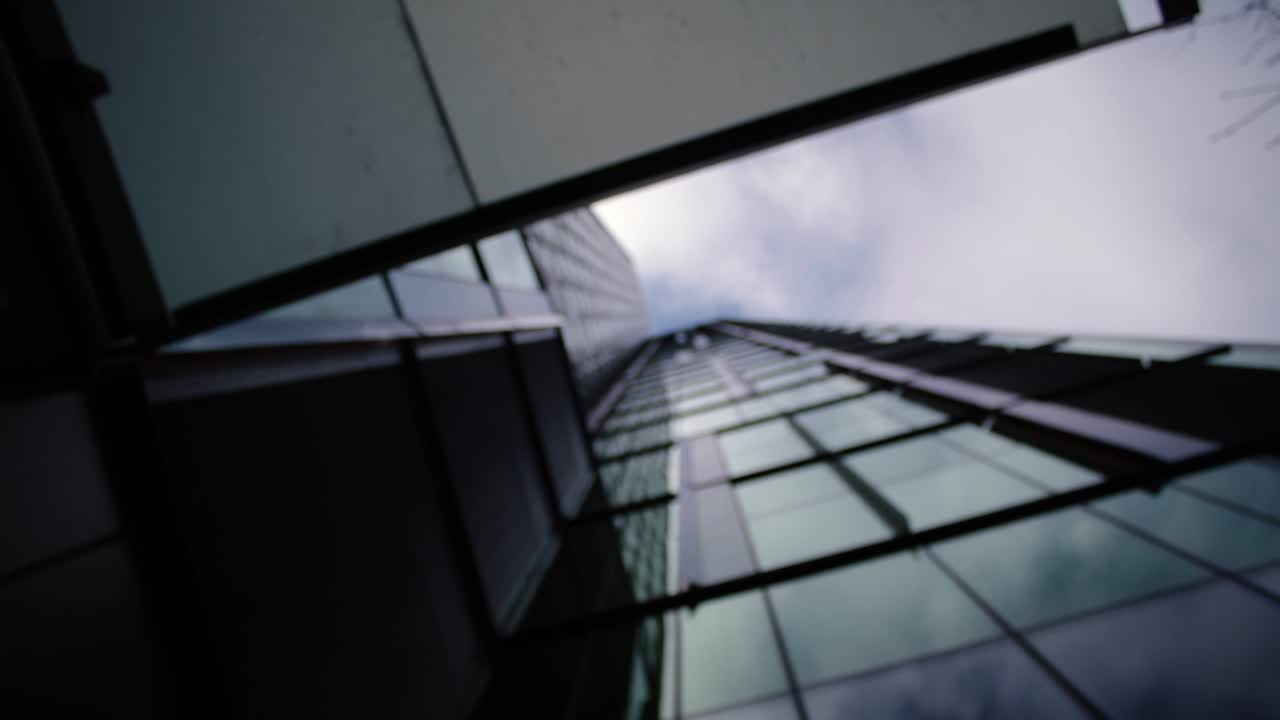Giro de edificio en el centro de Seattle en cámara lenta