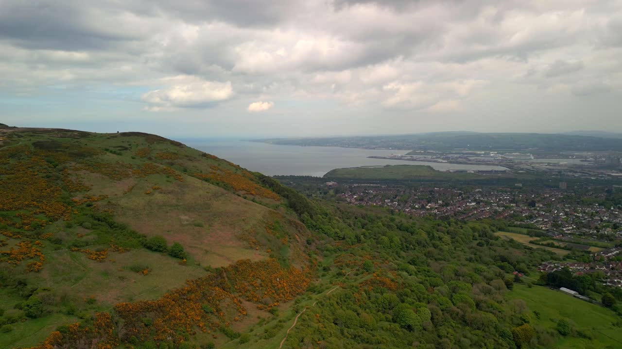 fotografía aérea de cavehill, belfast en un día de primavera