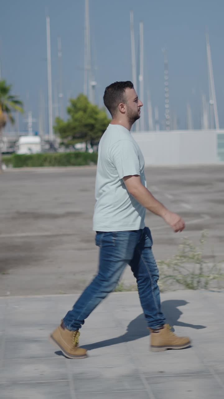 hombre caminando al aire libre