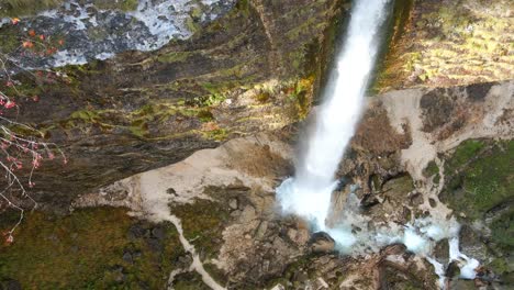 aéreo sobre cascada corriente agua rompiendo rocas detalle acantilado día impresionante