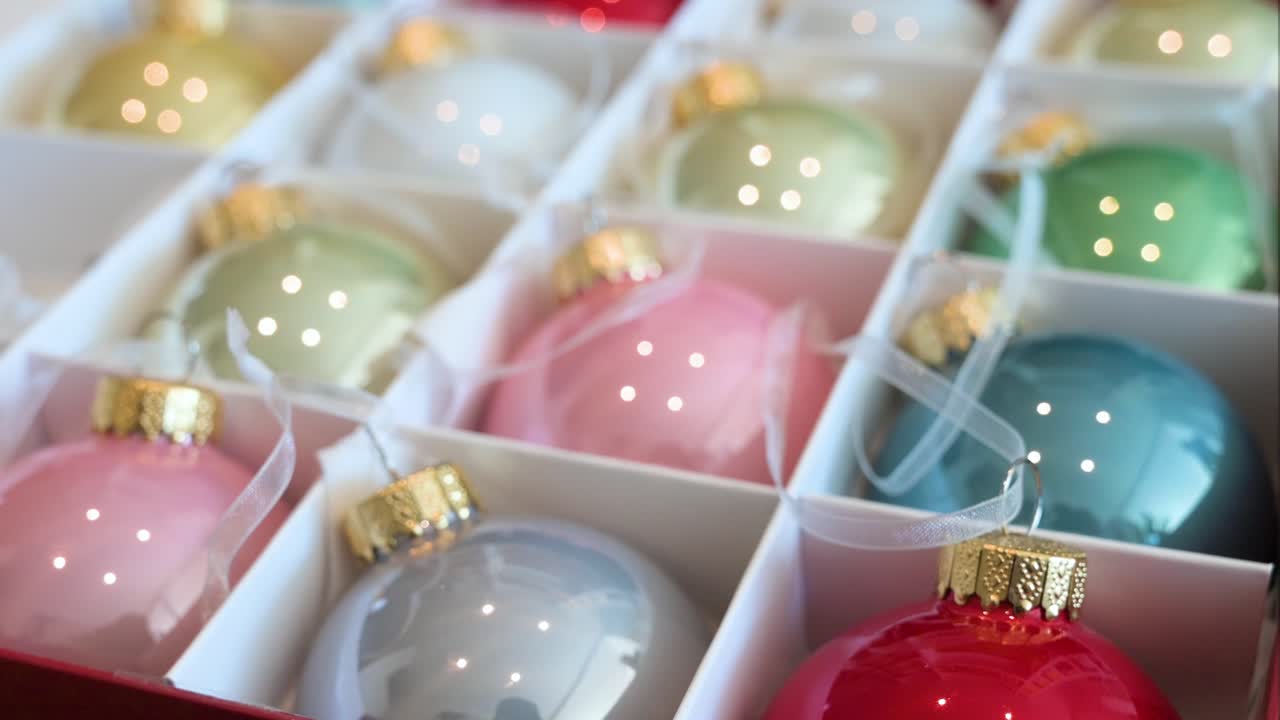 보관 상자에 배열 된 다양한 휴일 장식품에 날카로운 초점을 맞추십시오.