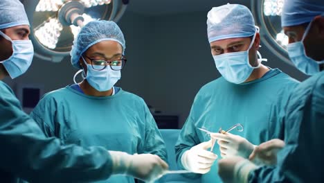 equipo quirúrgico en la sala de operaciones