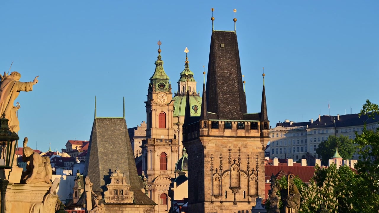 La Torre del Ponte della Città Piccola e la torre dell'orologio e la cupola della Chiesa di San Nicola nella luce dorata del mattino, Praga, Repubblica Ceca