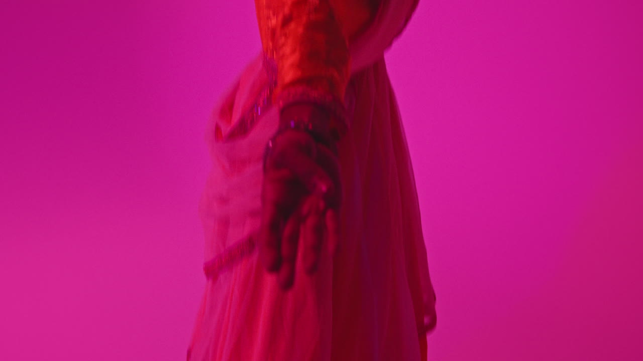 близко к рукам и ногам женщины-танцовщицы катака, исполняющей танец в традиционной индийской одежде на фиолетовом фоне