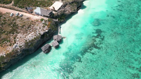 cabañas en los acantilados sobre aguas claras de color turquesa