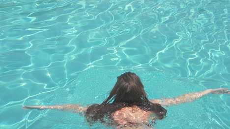 mujer nadando en una piscina