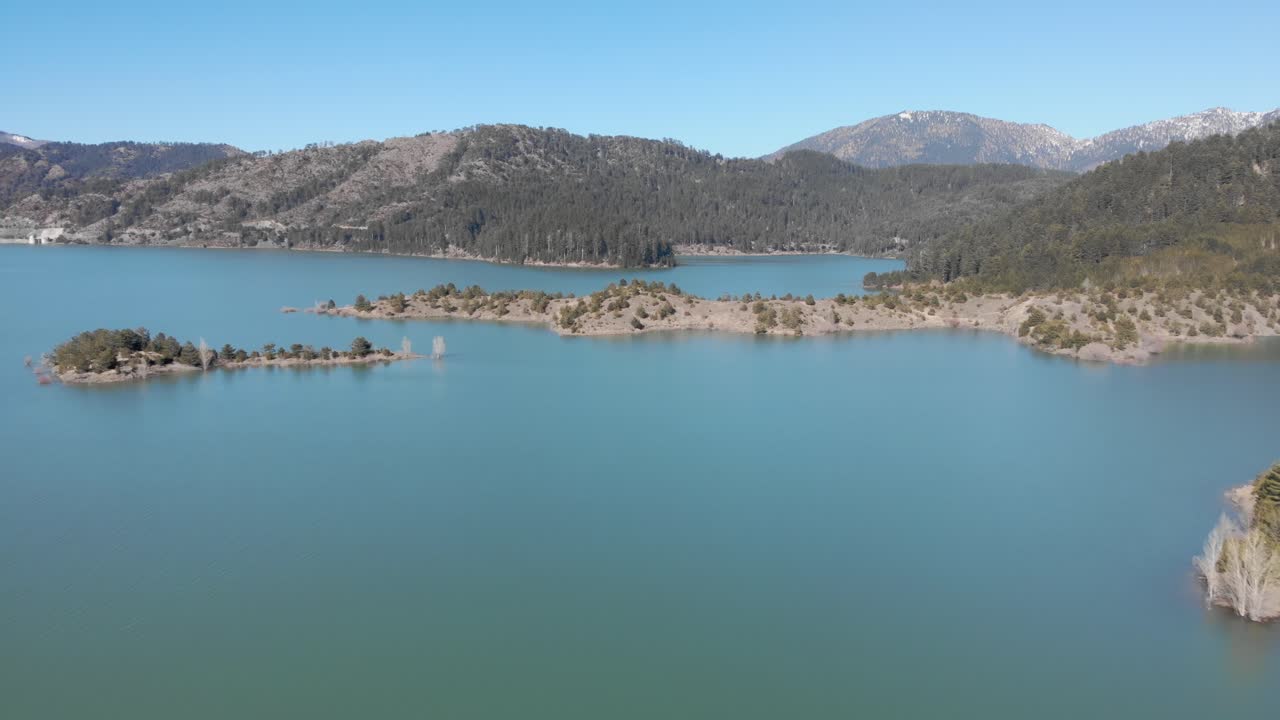 드론 뷰: 아오스 인공  호수 섬, 빛의 날, 자고리, 그리스