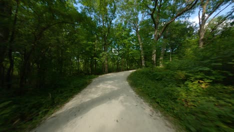 andar en bicicleta y correr por un sendero de piedra caliza triturada