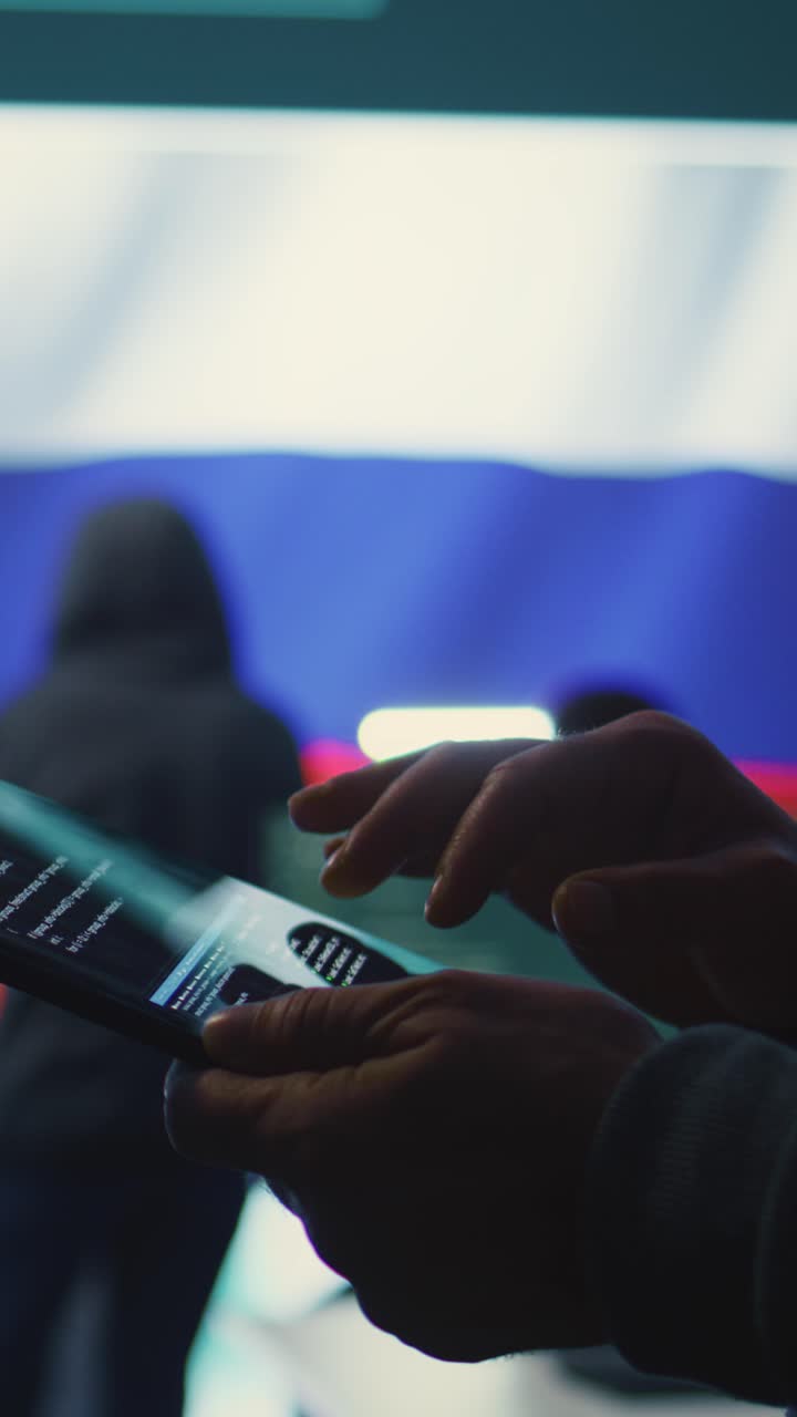 Mani che digitano codice su tablet con bandiera russa sullo sfondo