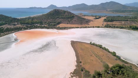 Luftbild-Einer-Salzwüste-Auf-Der-Insel-Sardinien-Italien-Mit-Dem-Blauen-Meer-Im-Hintergrund-Und-Den-Bergen