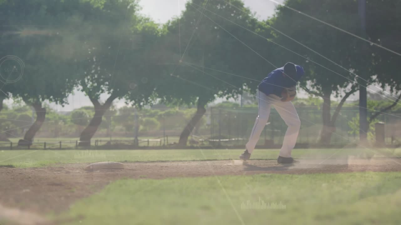 Un giocatore di baseball di campo interno raccoglie una palla a terra, creando polvere, pivotando e scagliando un tiro verso la prima base.
