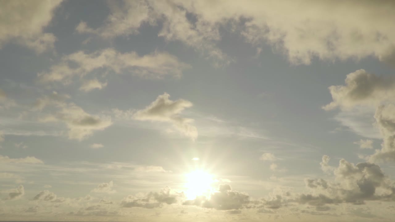 cielo azul sol y nubes paisaje timelapse