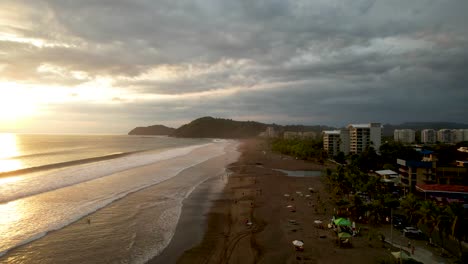 playa jaco costa rica al atardecer con olas y hoteles de playa