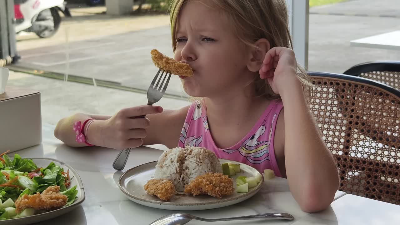 niña pequeña comiendo almuerzo