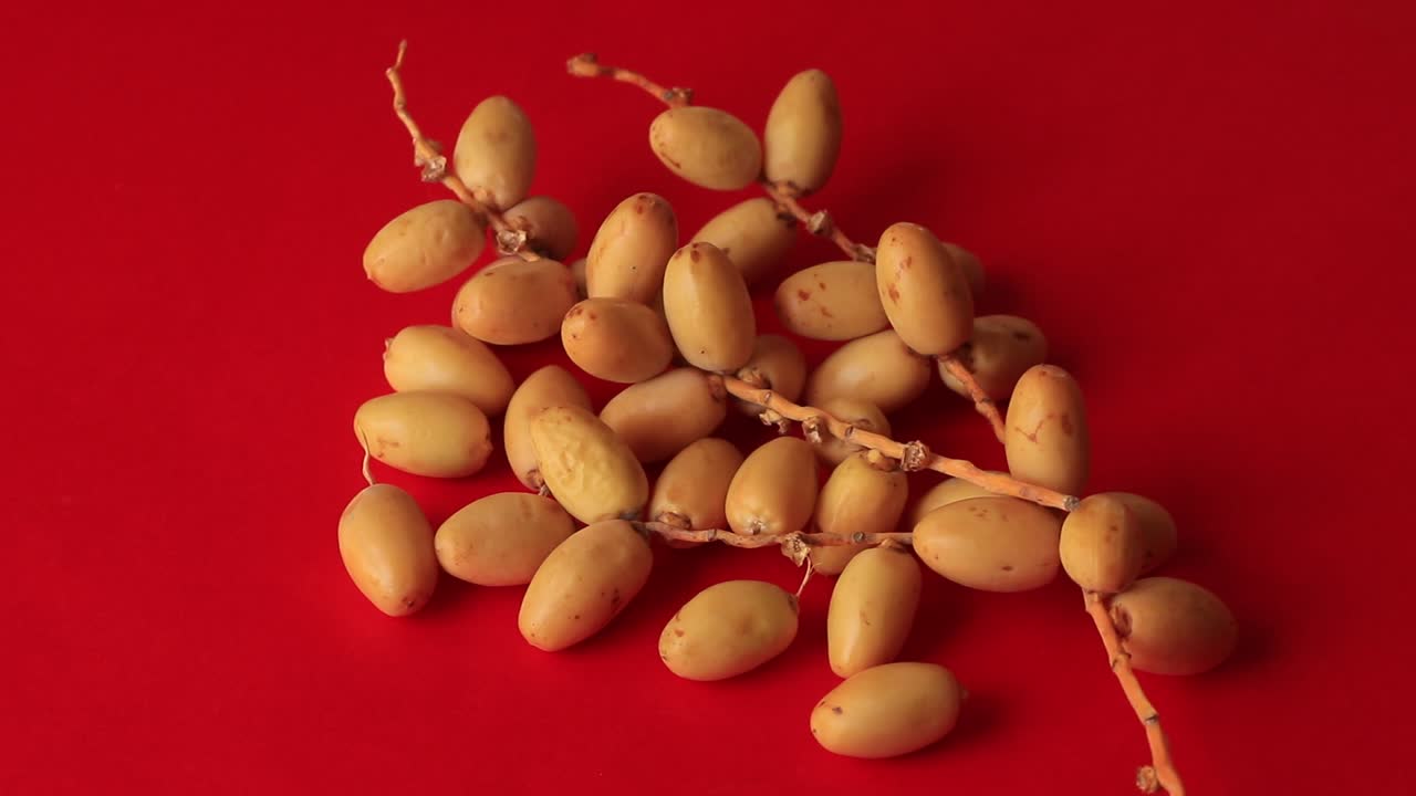 기름, 건강 식품 개념으로 식탁에 놓인 대추 야자 신선한