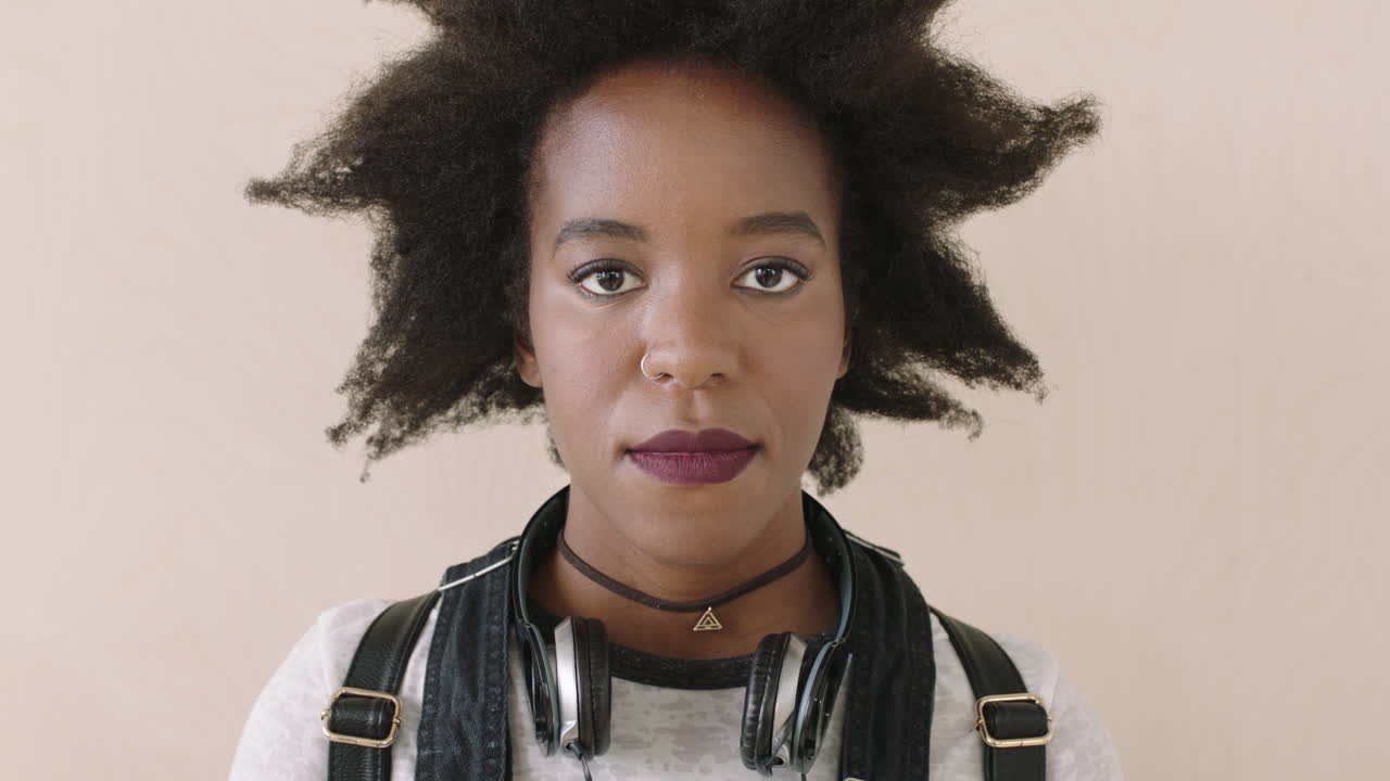 젊은 아프리카계 미국인 기업가 의 트렌디 한 여성 의 초상화