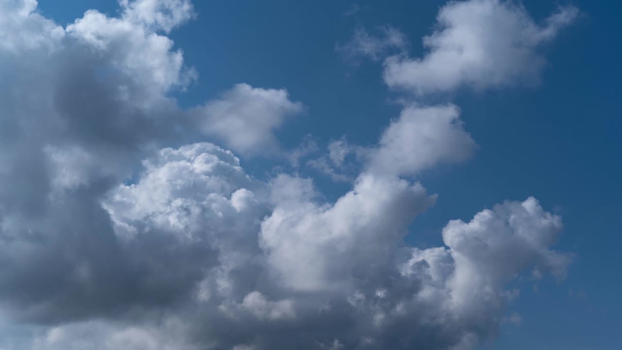 푸른 하늘에서 오른쪽에서 왼쪽으로 계속 루프로 흐르는  구름의 원활한 시간 경과