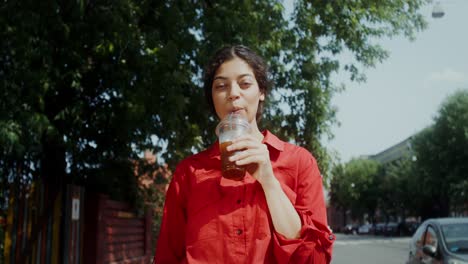 mujer joven disfrutando de una bebida al aire libre