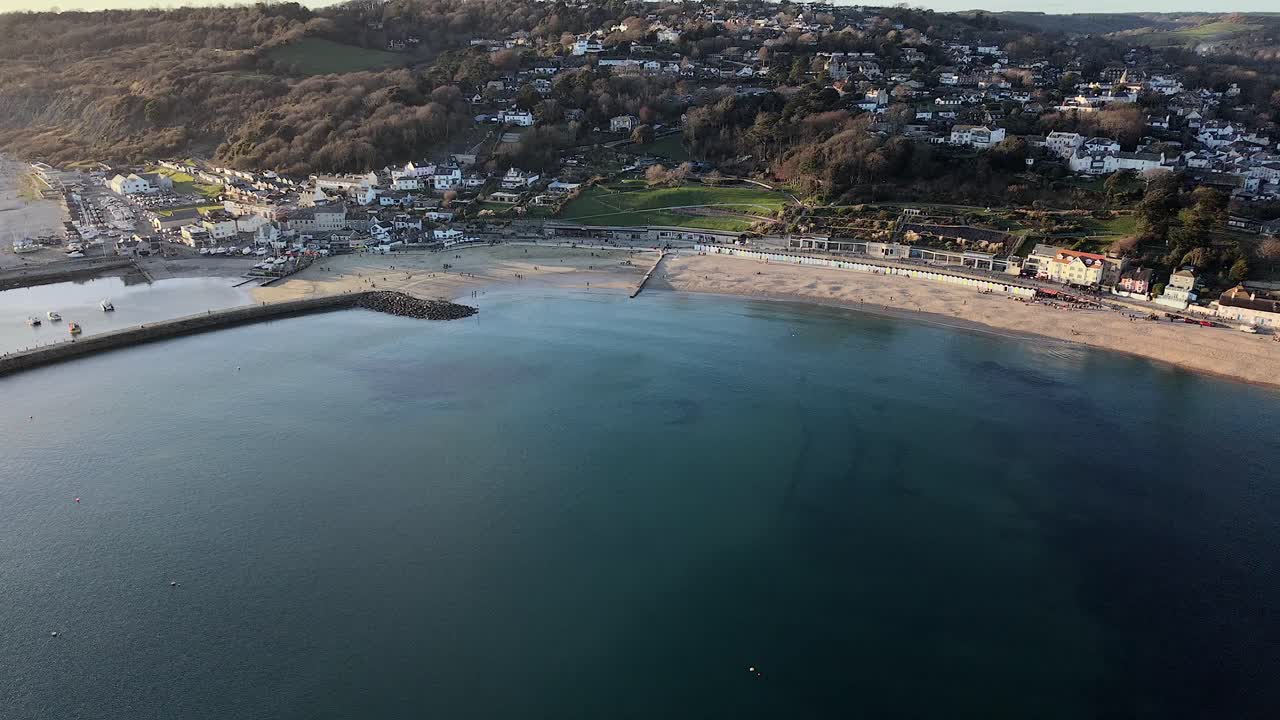 Zdjęcie z drona Lyme Regis, Dorset, Wielka Brytania, przedstawiające plażę, port i słynny Cobb