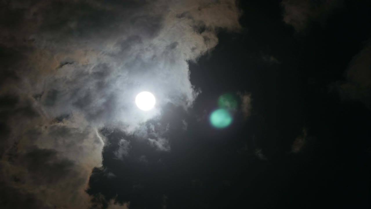 nube corriendo en el cielo con la luna