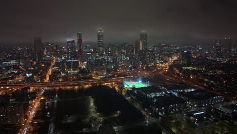 Atlanta-Aerial-V798-Hyperlapse-Reverse-Flyover-Sweet-Auburn-Und-O4w-Nachbarschaften,-Die-Das-Beleuchtete-Moderne-Stadtbild-Der-Innenstadt-Und-Den-Geschäftigen-Autobahnverkehr-Einfangen-–-Aufgenommen-Mit-Mavic-3-Cine-–-Dezember-2021