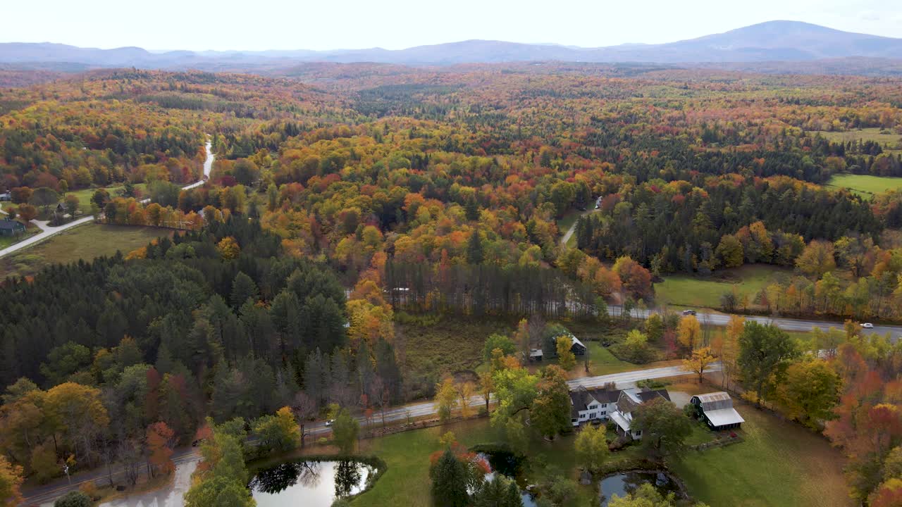 increíble paisaje panorámico aéreo de la carretera de nueva inglaterra en el bosque de otoño