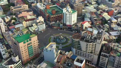 Drones-Con-Vista-Aérea-Cinematográfica-A-Vista-De-Pájaro-Vuelan-Alrededor-Del-Círculo-De-Douliu,-La-Rotonda-Emblemática-En-El-Centro-De-La-Ciudad,-Condado-De-Yunlin,-Taiwán