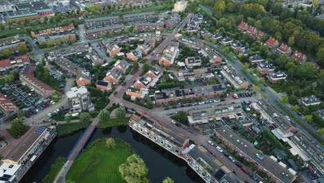 drone volando lentamente sobre un barrio de clase media en una pequeña ciudad