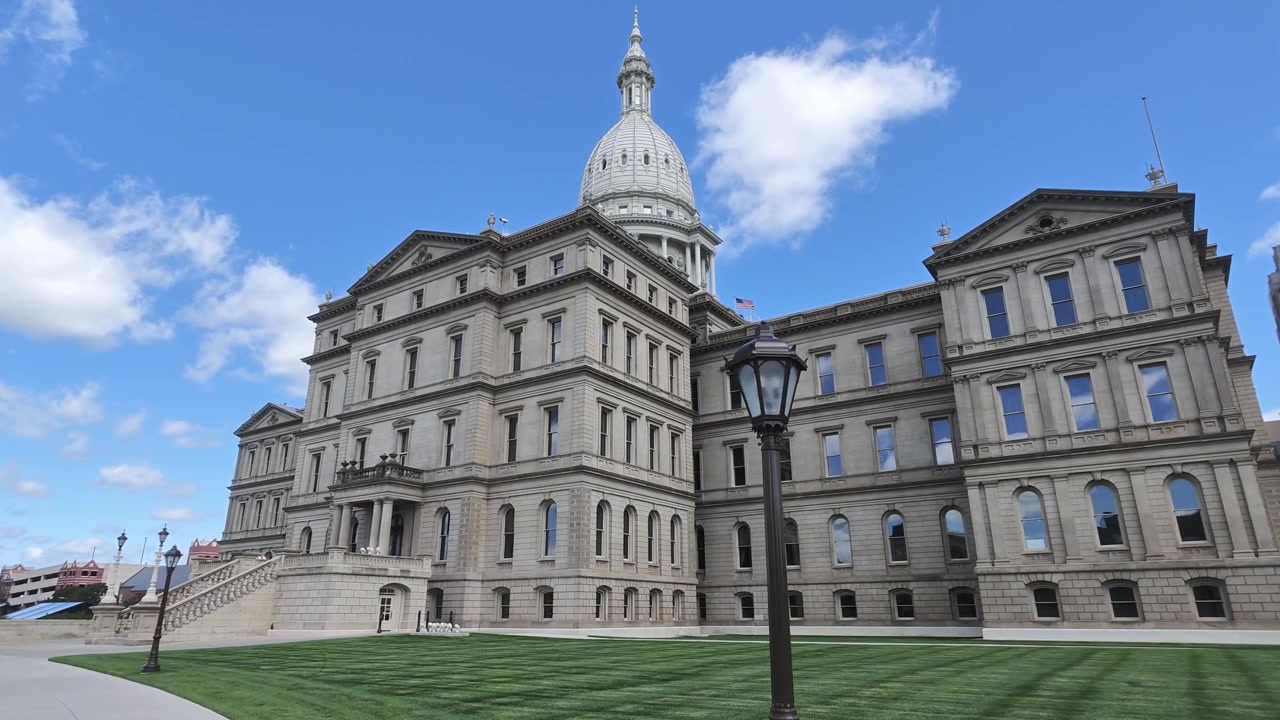 Edificio del Campidoglio dello Stato del Michigan in una giornata parzialmente nuvolosa con ripresa video stabilizzata (gimbal) in movimento laterale.